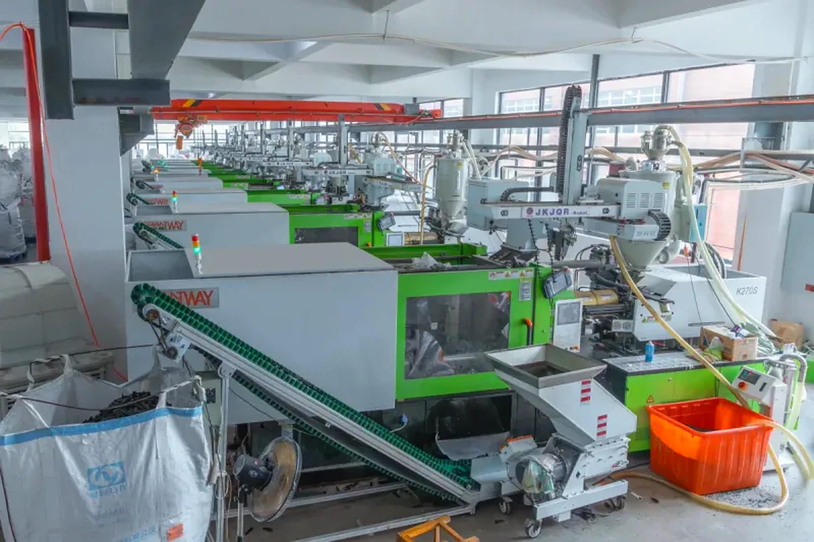 Tile leveling system injection molding workshop